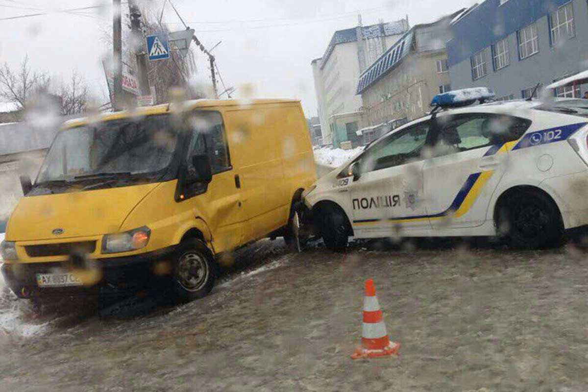 Prius харьковских копов попал в аварию (фото)