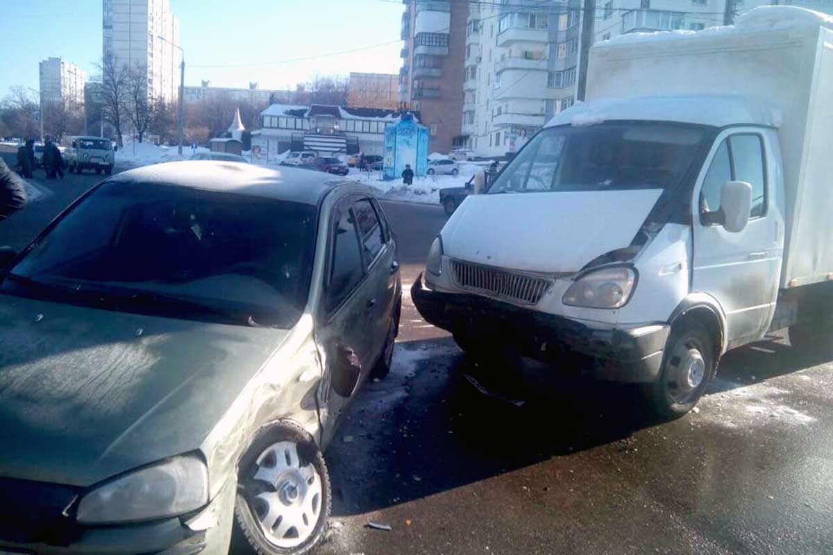 На Салтовке грузовой фургон врезался в легковушку (фото)