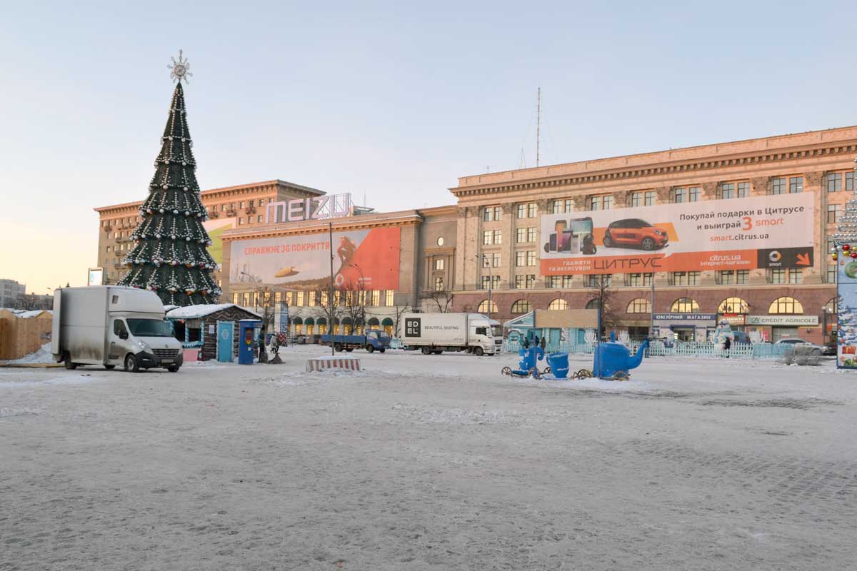 С площади Свободы убирают новогоднюю атрибутику (фото)