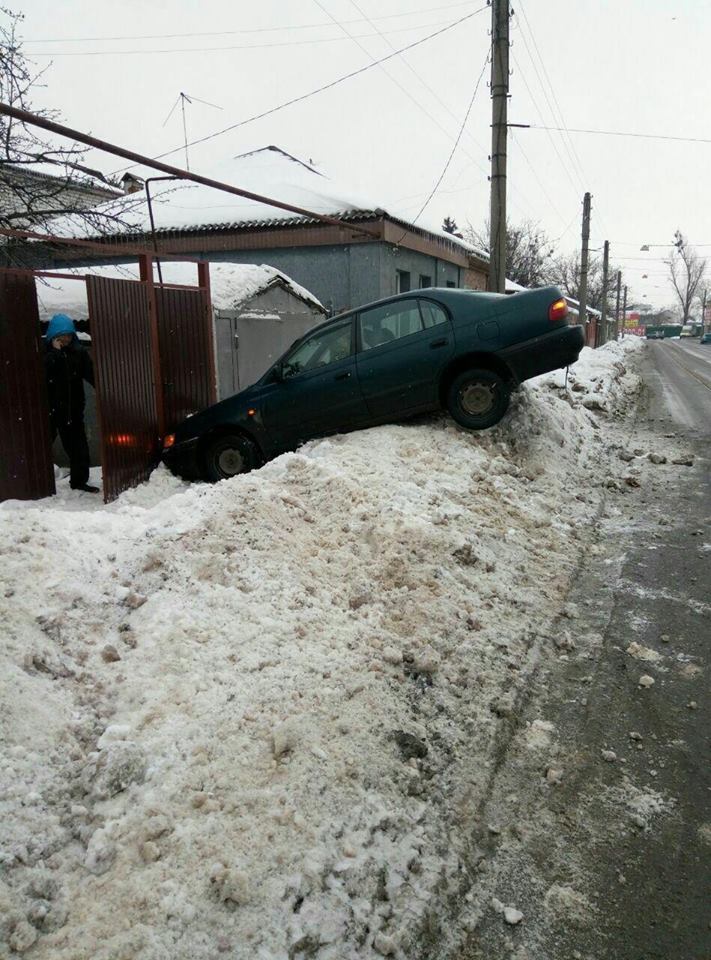 Легковушка вылетела с дороги в сугроб (фото)