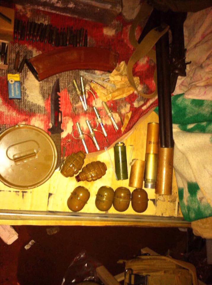 Экс-чиновник хранил дома арсенал оружия и военную форму РФ (фото)