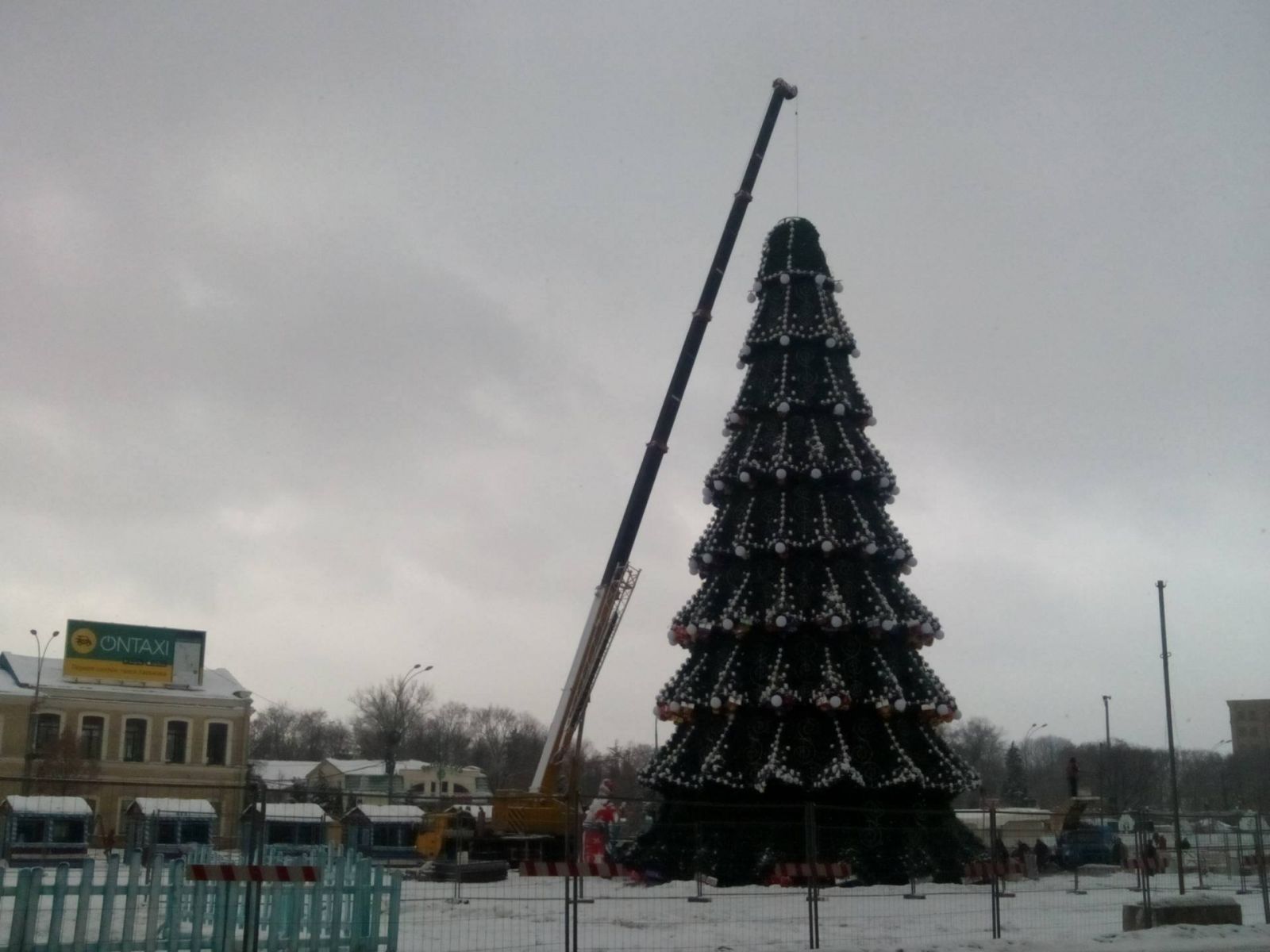 На площади разбирают елку (фото)