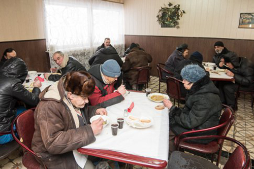 В Харькове кормят бездомных (фото)
