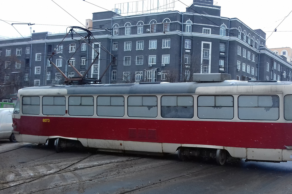 На Плехановской трамвай сошел с рельсов (фото)