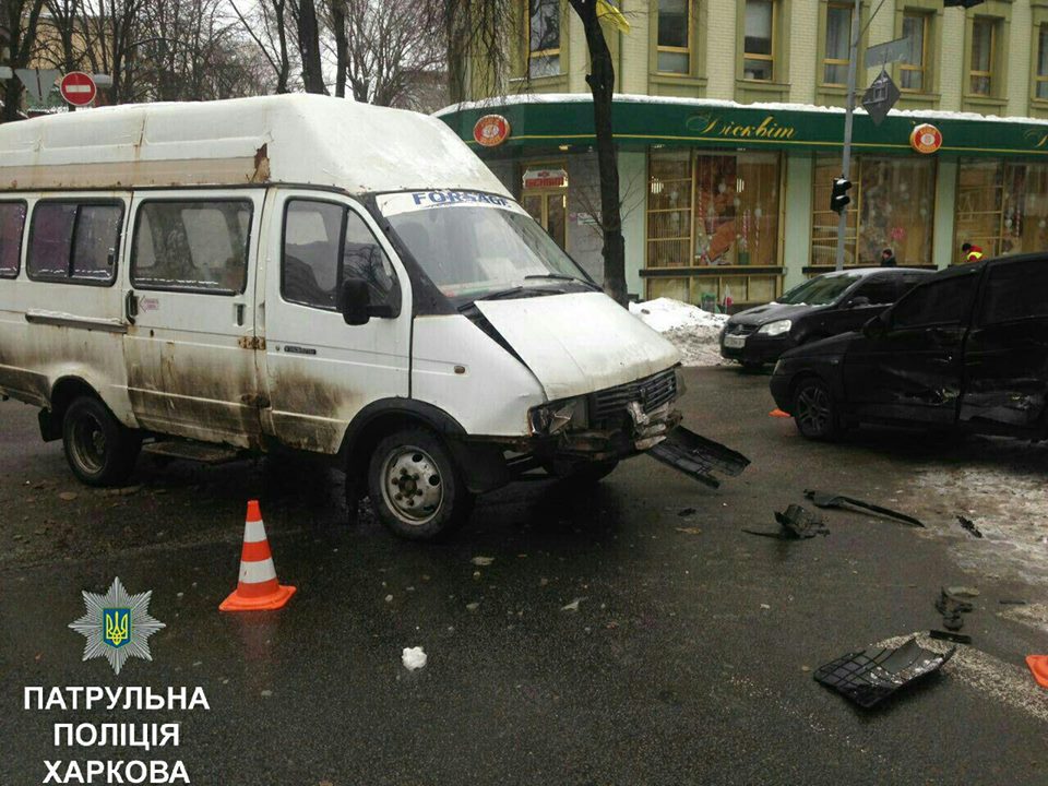 Столкновение легковушки и микроавтобуса: двое пострадавших (фото)