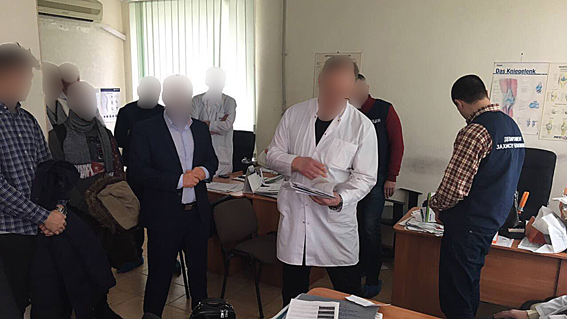 Врач задержан за взятку (фото)