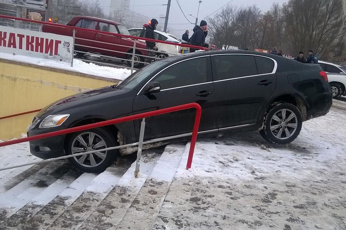 На Алексеевке Lexus едва не скатился с лестницы (фото)