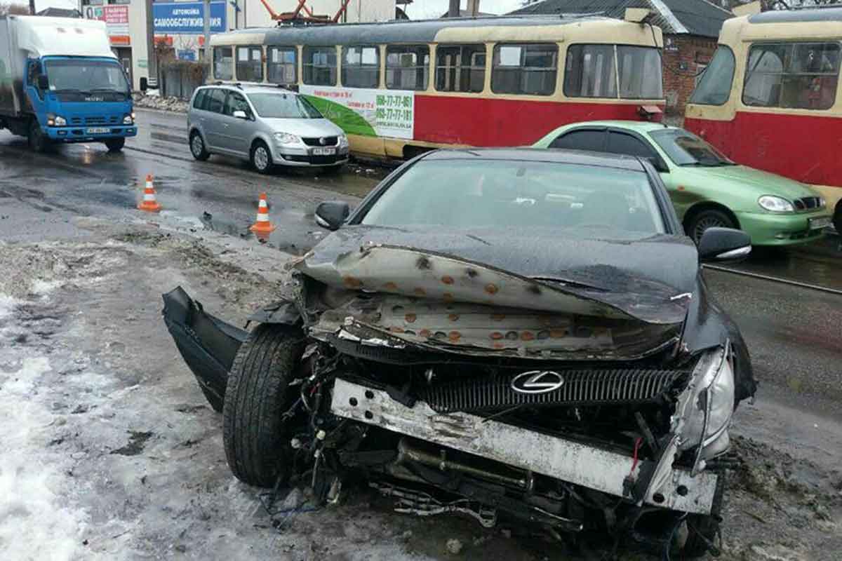 Lexus врезался в трамвай на Веринской (фото)