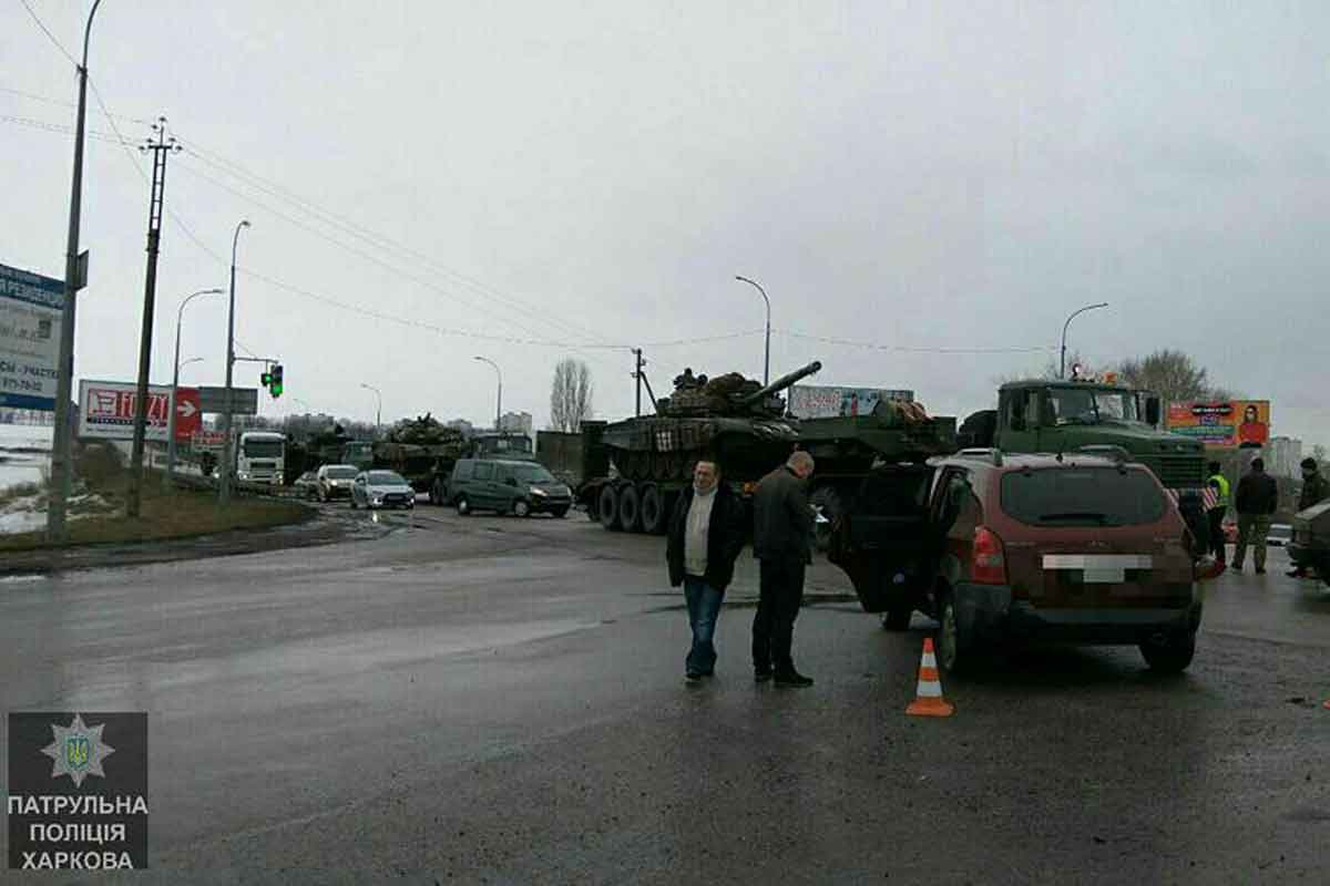 На харьковской окружной легковушка протаранила колонну спецтехники (фото)