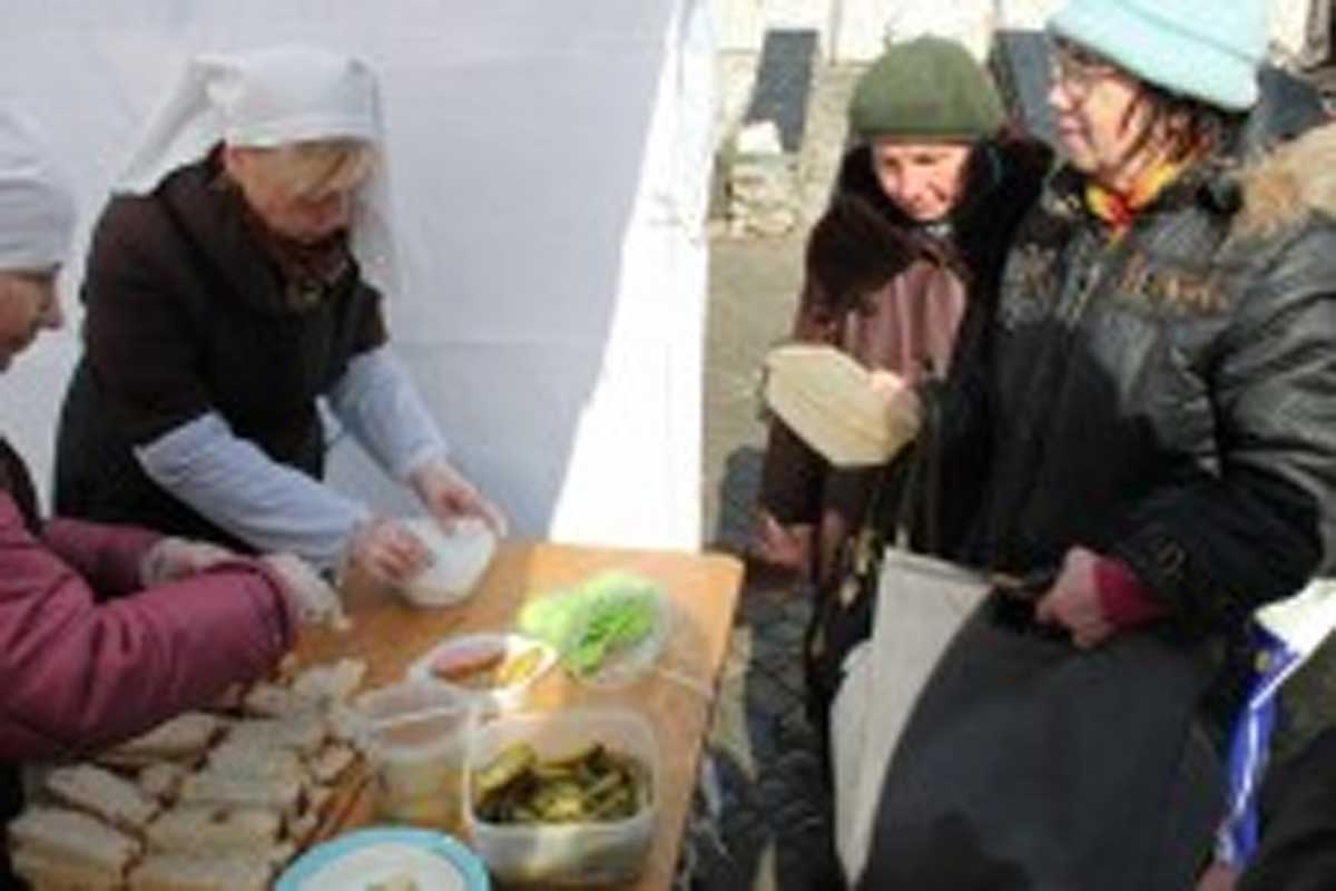 Харьковская епархия раздавала одежду и продукты