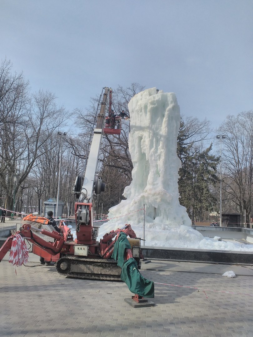 В саду Шевченко демонтируют ледовый фонтан (фото)