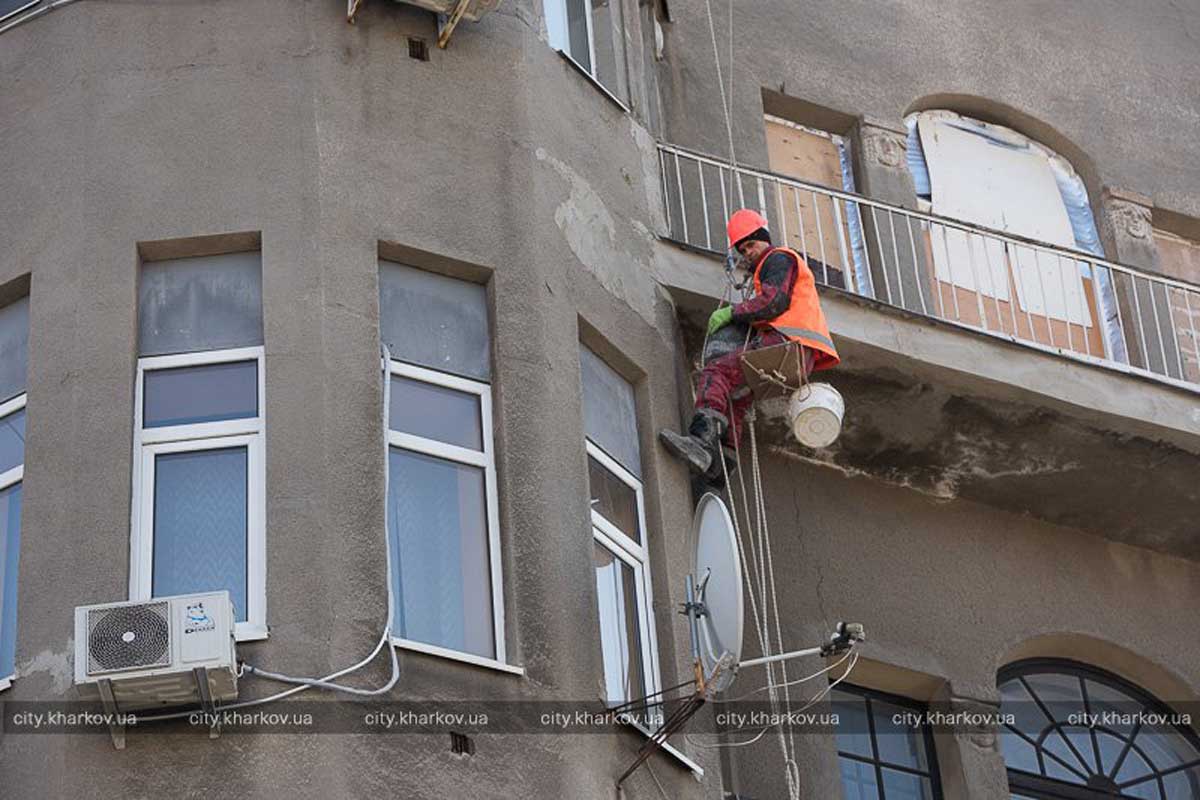 В центре Харькова верхолазы ремонтируют фасад (фото)