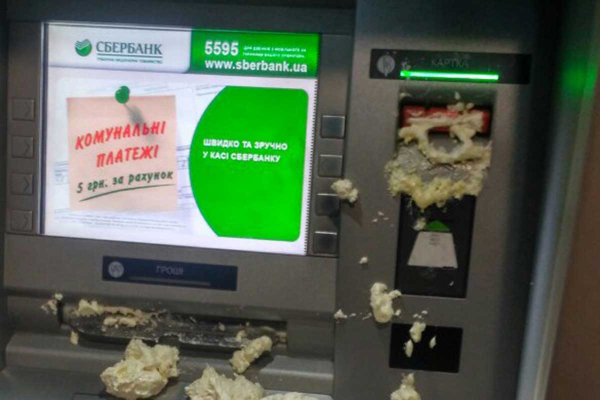"Азов" повредил банкоматы в Харькове (дополнено)