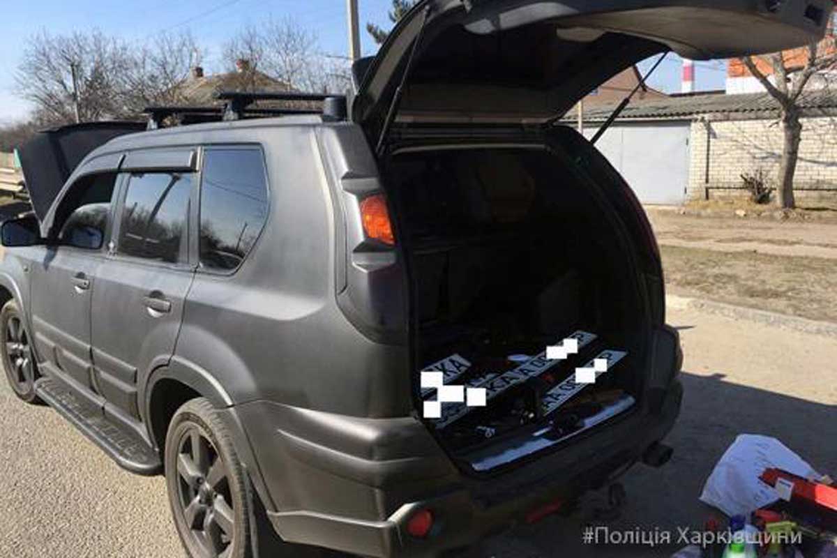 Под Харьковом остановили машину с оружием (фото)