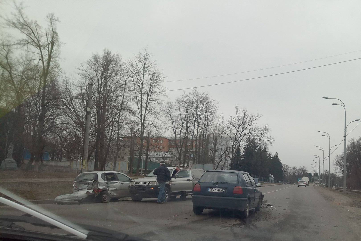 На Белгородском шоссе - тройное ДТП (фото)