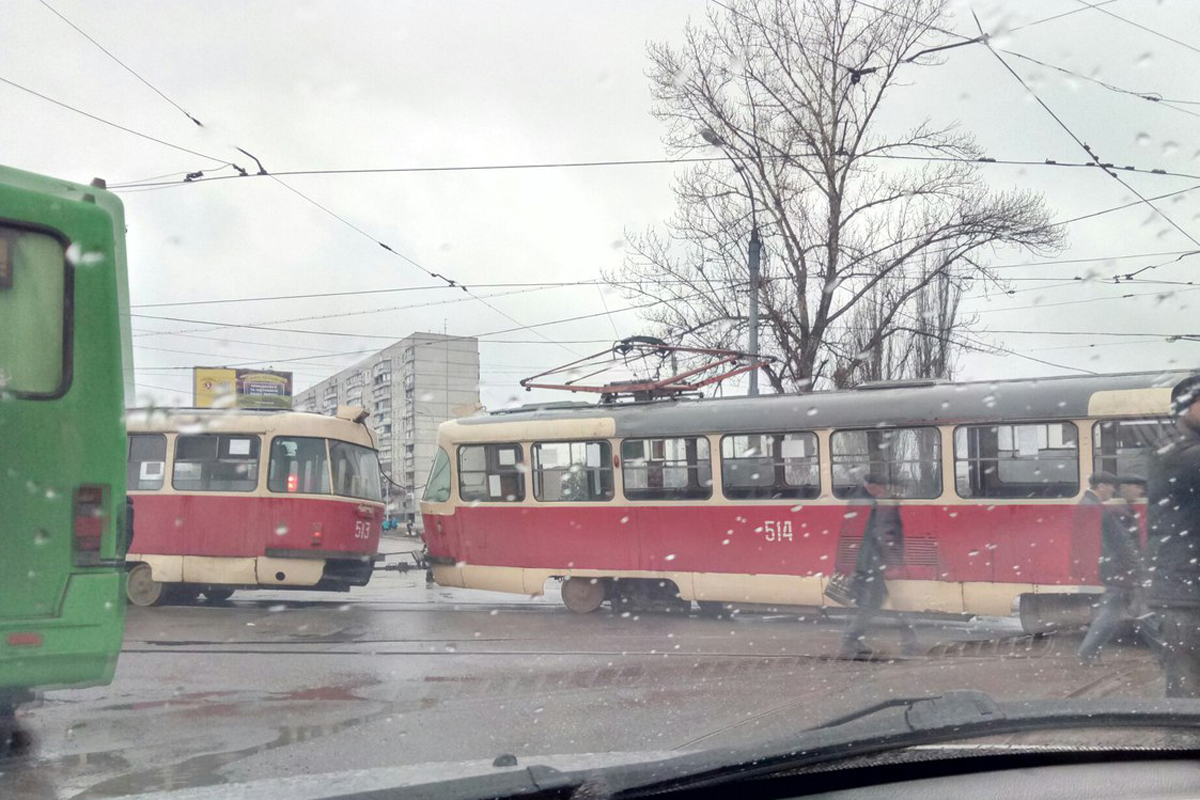 На Салтовке трамвай сошел с рельсов (фото)
