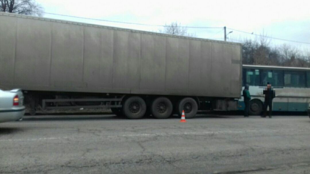 В Харькове столкнулись автобус и фура (фото)