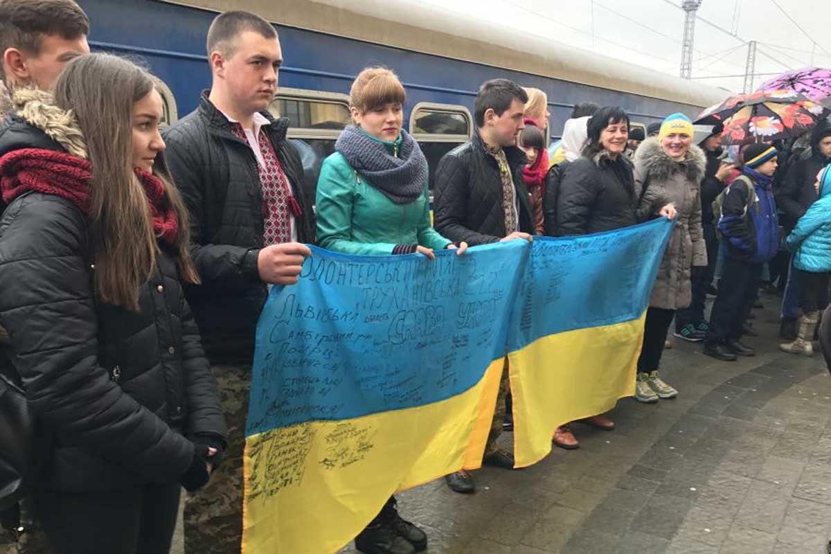 По Харькову движется колонна активистов с флагами (фото)