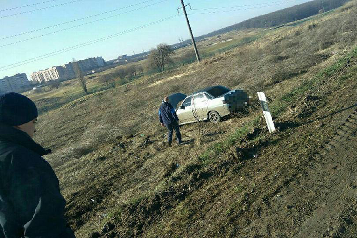 На окружной ВАЗ выбросило в кювет (фото)