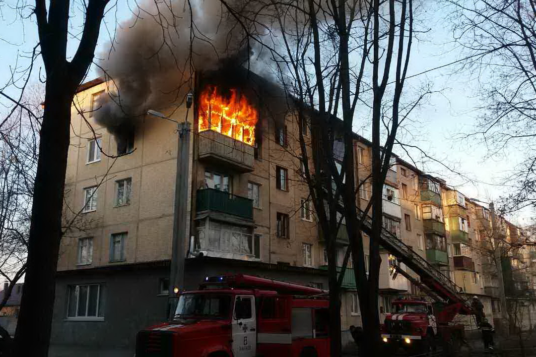 На ХТЗ - сильный пожар в пятиэтажке (фото)