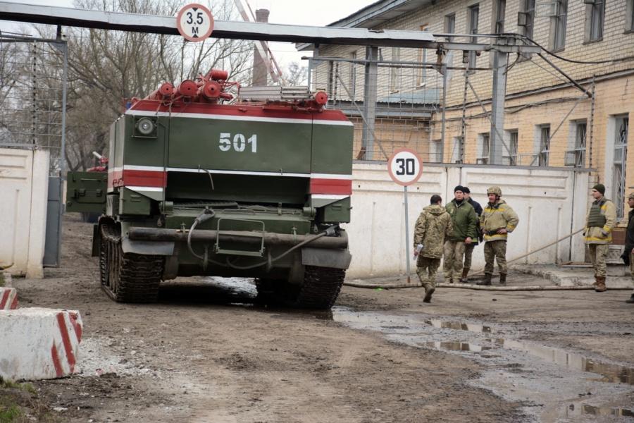 Сегодня на арсенале в Балаклее планируют полностью потушить пожар