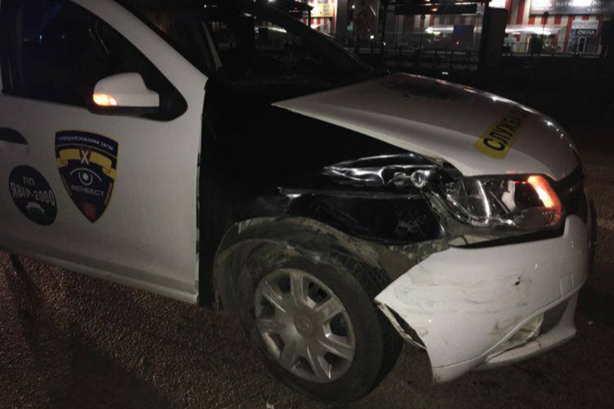 На Клочковской автомобиль охраны попал в ДТП (фото)
