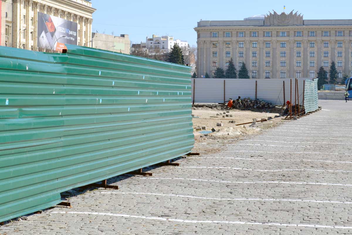 На площади Свободы повалило забор (фото)