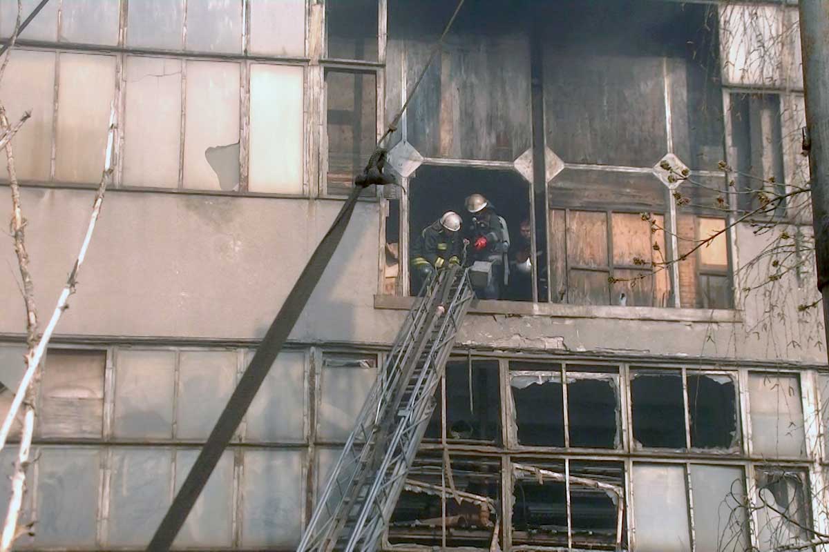 В Харькове горел завод (фото)