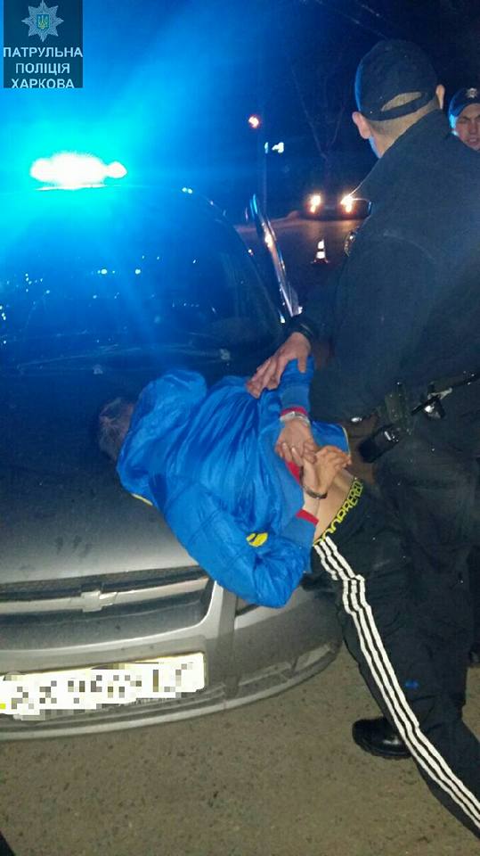 Пьяный водитель, убегая от копов, врезался в машину полиции (фото)