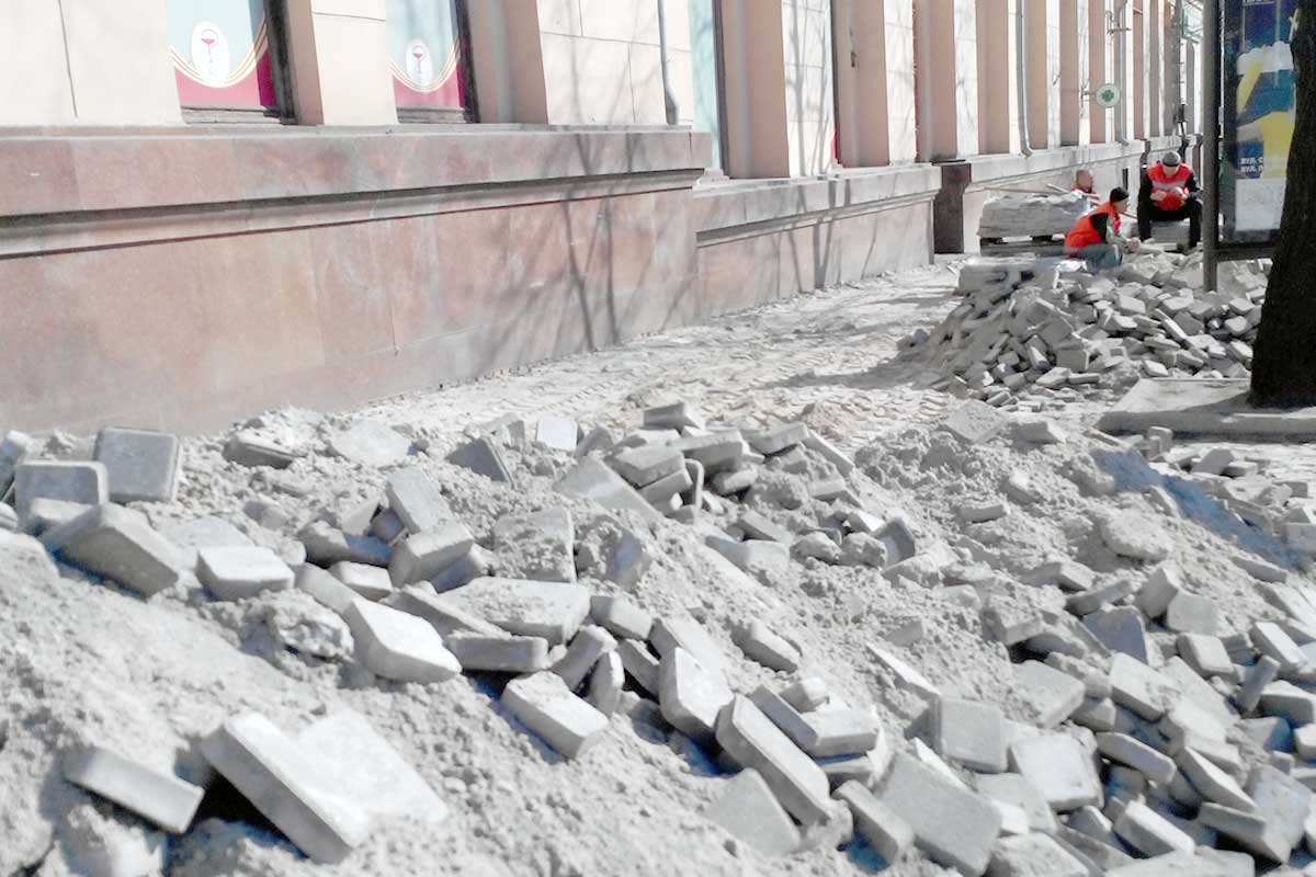На Сумской ремонтируют тротуар (фото)