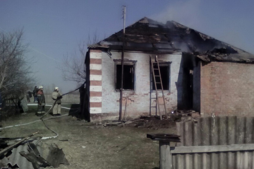 Под Харьковом сгорел частный дом (фото)