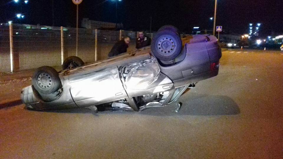Авария на Плехановской: машина перевернулась (фото)