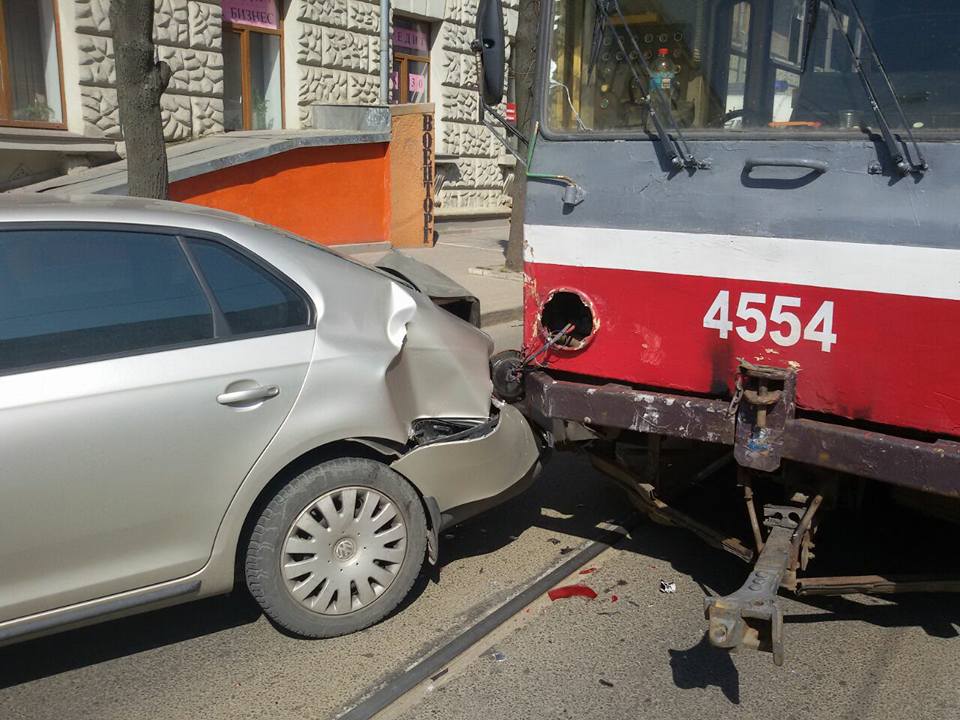 В Харькове столкнулись трамвай и две машины (фото)