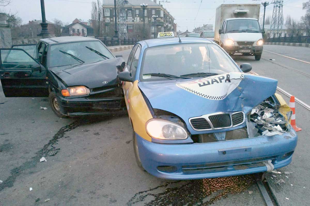 На Московском проспекте такси попало в аварию (фото)