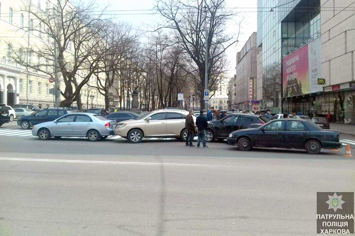 На Сумской столкнулись четыре машины (фото)