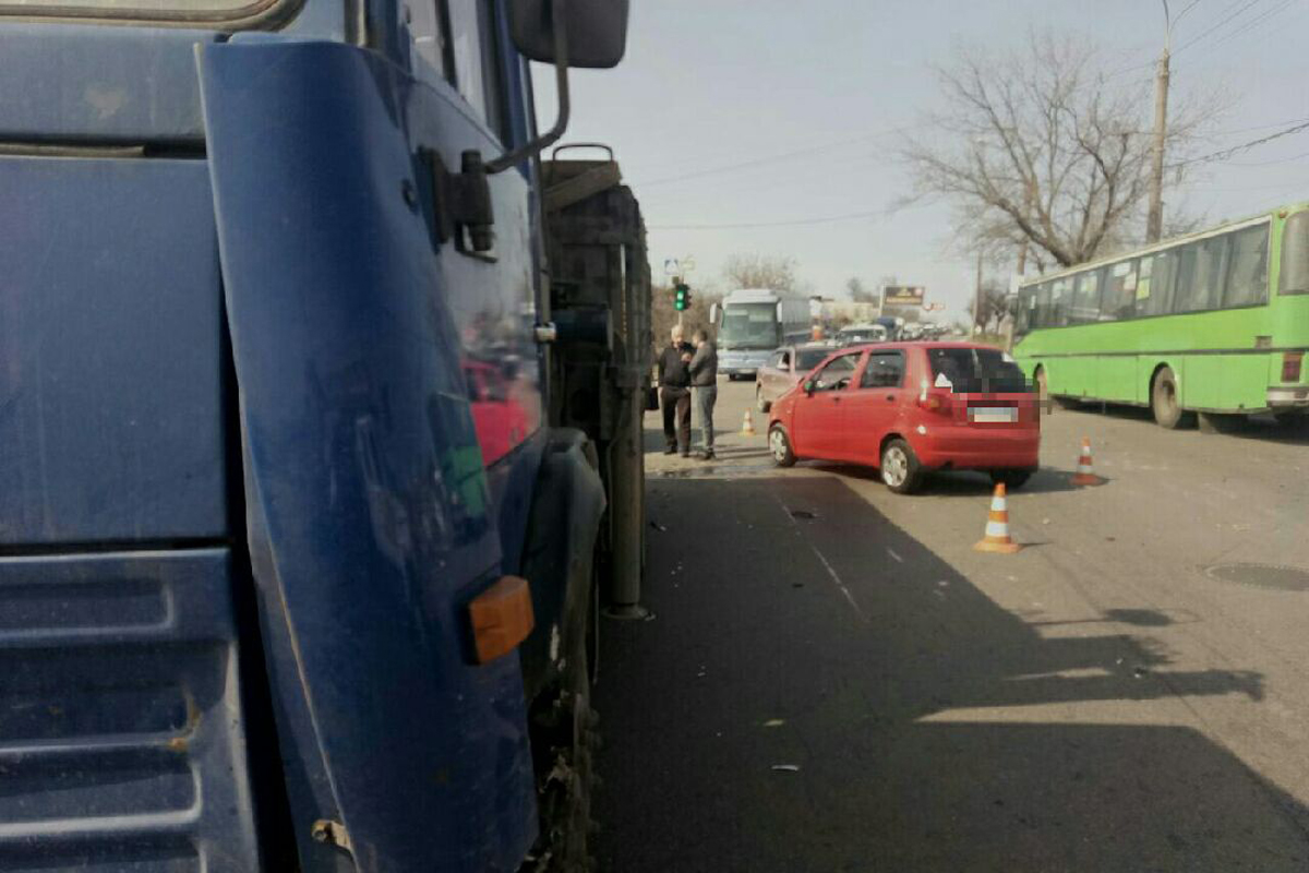 На Салтовке Matiz въехал в КамАЗ (фото)