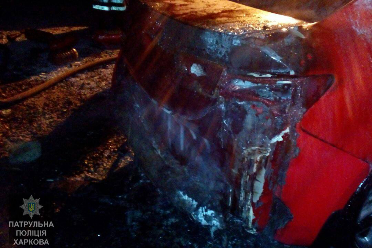 На Салтовке подожгли автомобиль (фото)
