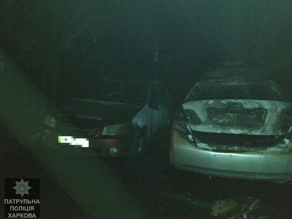 В Харькове сгорели две машины (фото)