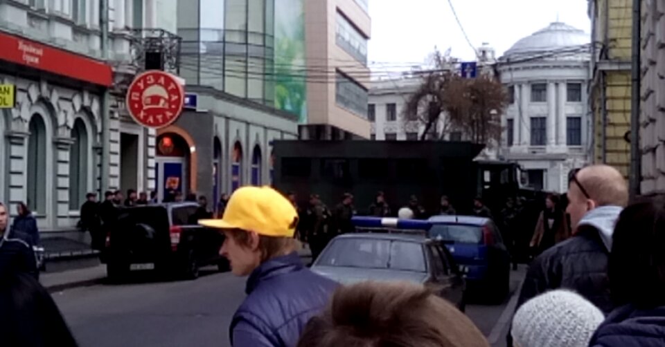 Силовики оцепили переулок в центре Харькова (фото)