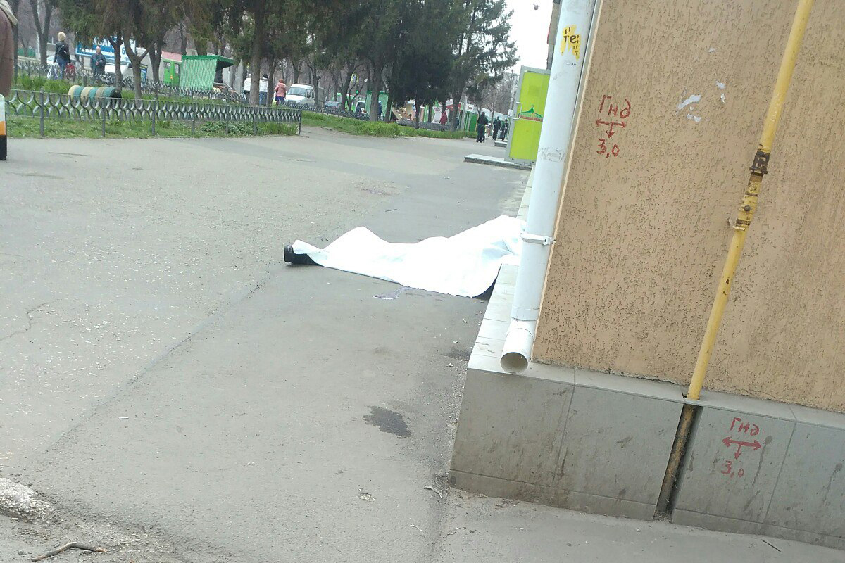 На Героев Сталинграда мужчина умер прямо на улице (фото)