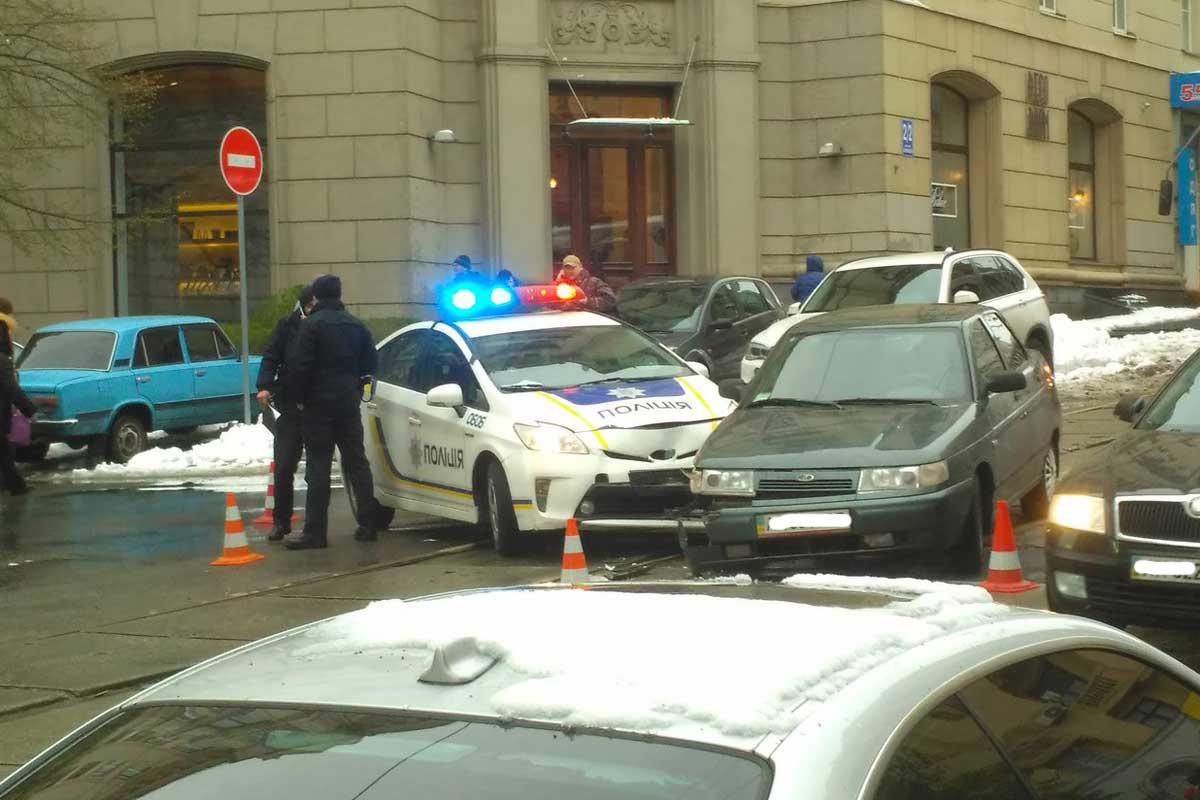 Полицейский Prius опять попал в ДТП