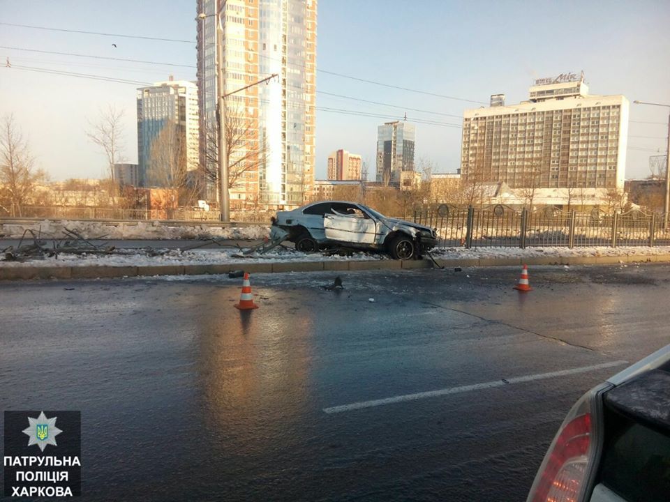 На центральном проспекте BMW снес забор. Водитель сбежал (фото)