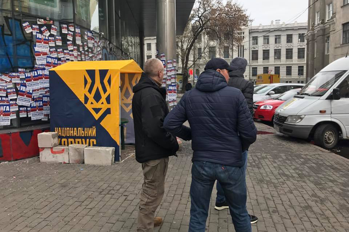 Блокада "Сбербанка" в Харькове продолжается (фото)