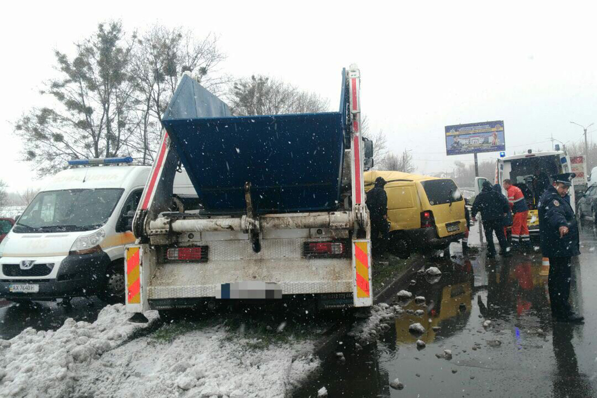 Мусоровоз врезался в Mercedes, есть пострадавшие (фото)