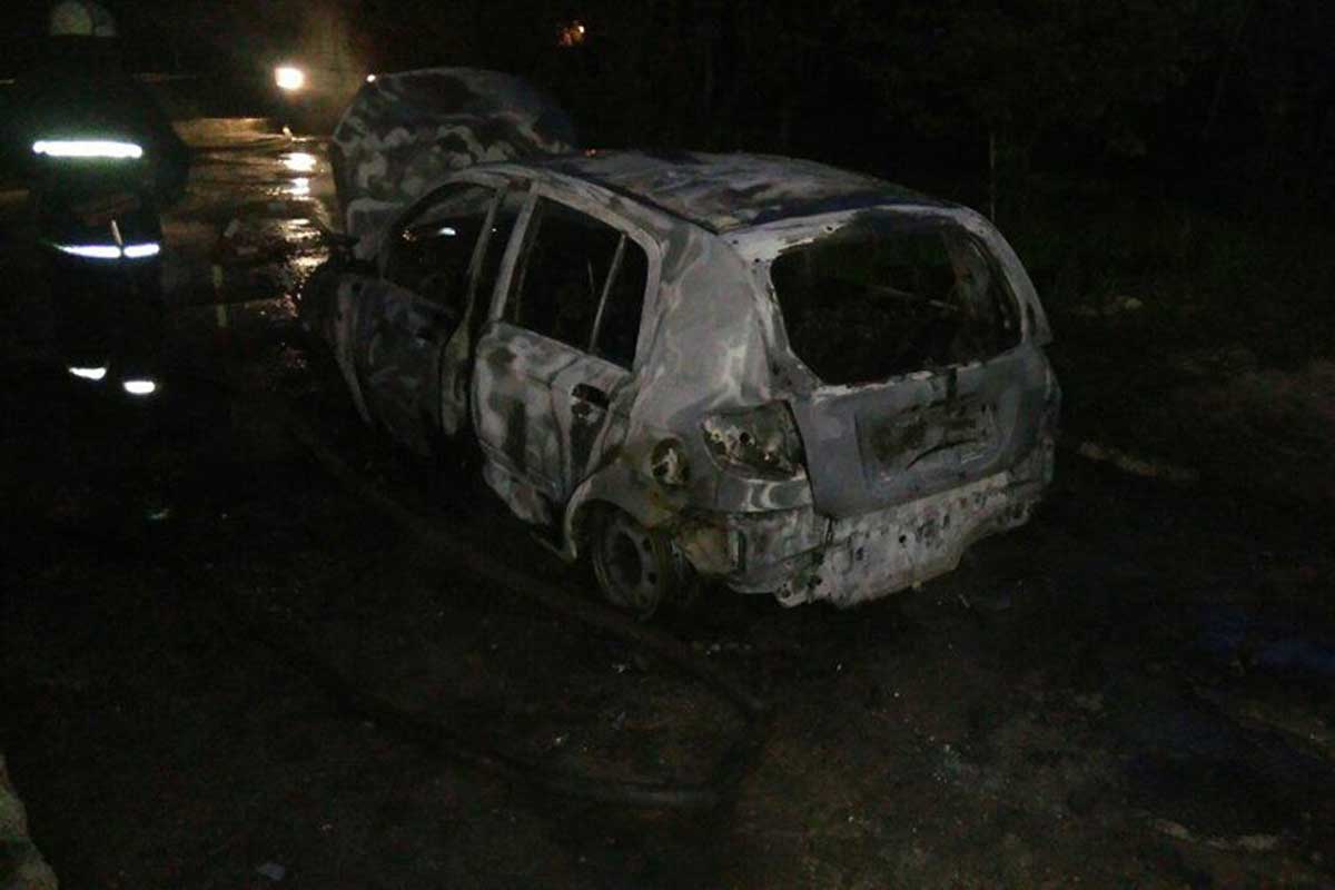 Под Харьковом сгорели автомобили, рядом нашли гранату (фото)