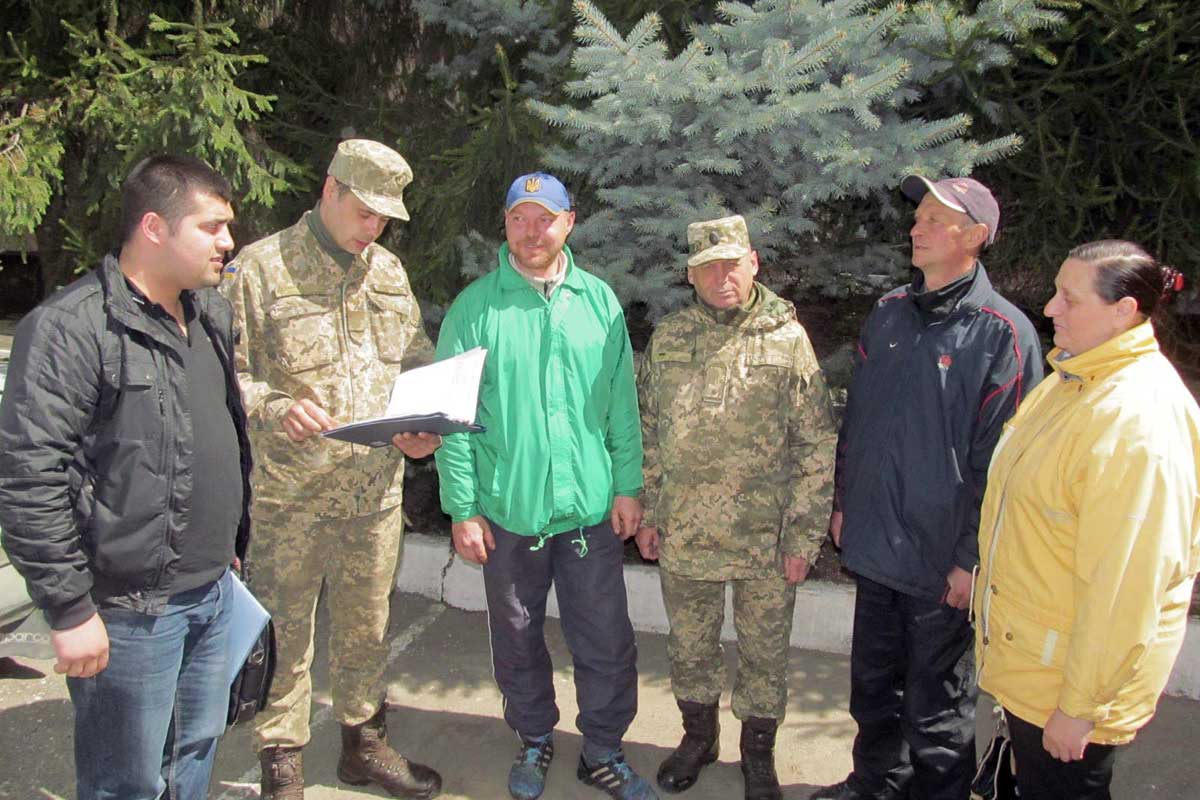 Сотни харьковчан подписали армейский контракт (фото)