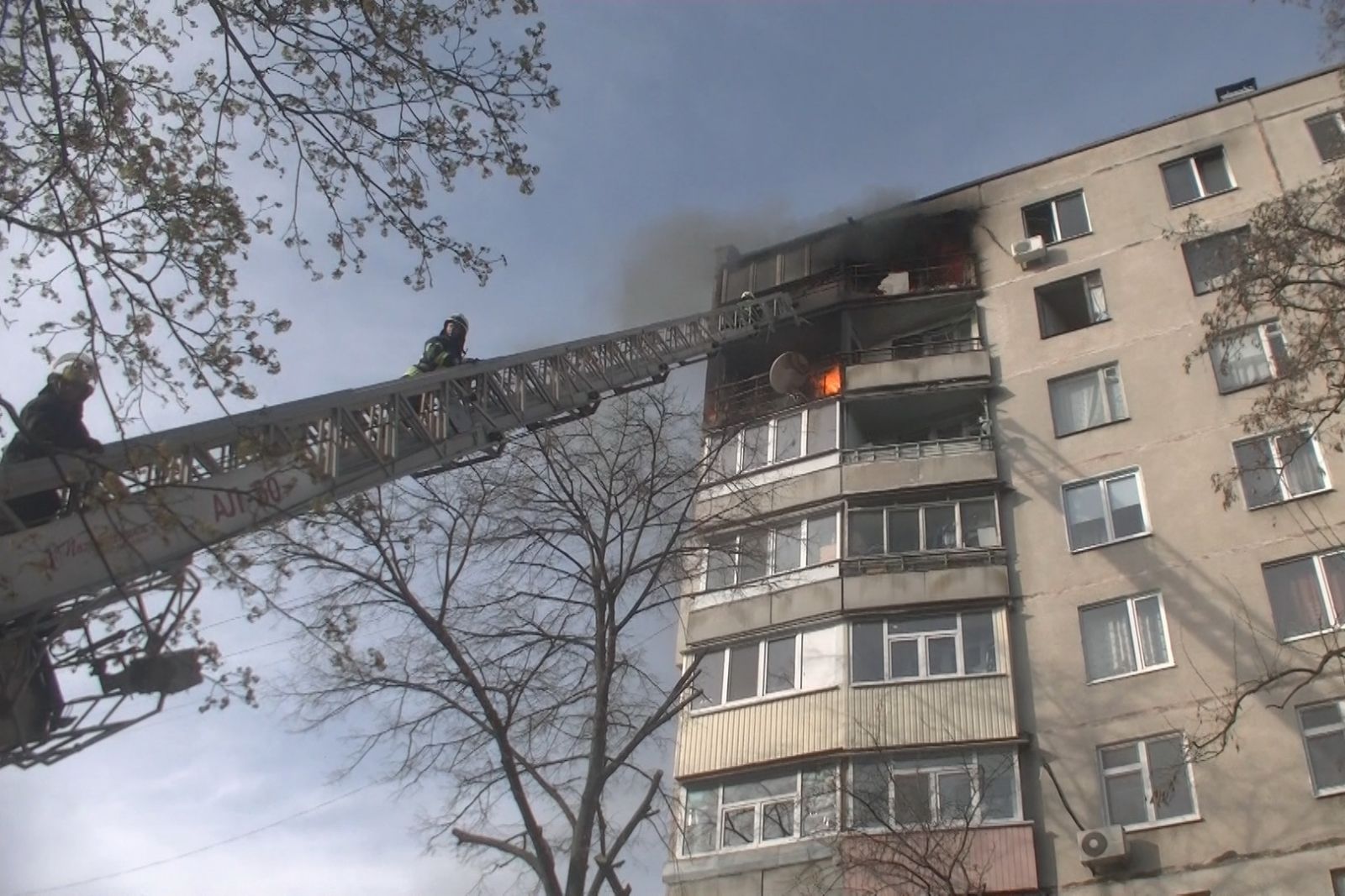 В Харькове горели две девятиэтажки (фото)