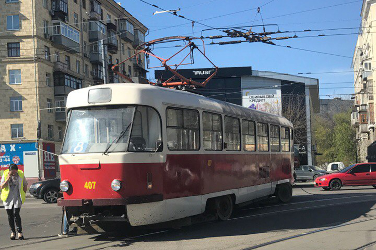 На Московском проспекте трамвай сошел с рельсов (фото)
