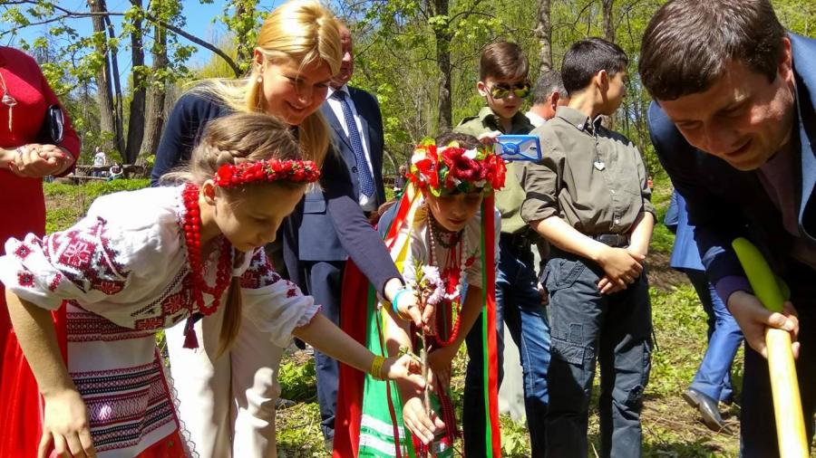 Вместе с главой области дети высадили аллею из 40 сакур в Краснокутском дендропарке