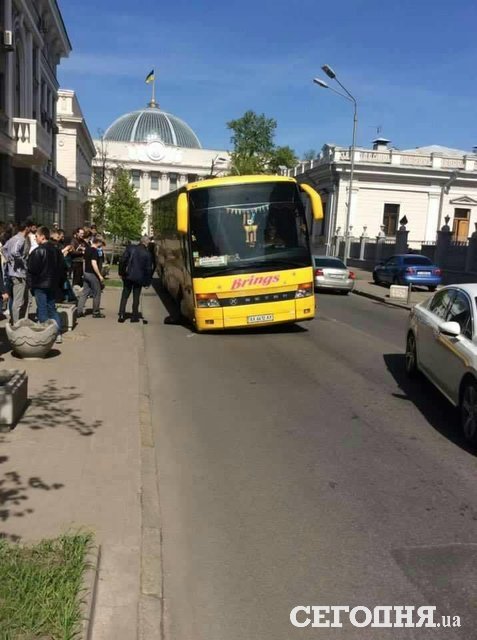 Автобус с харьковскими музыкантами провалился под асфальт (фото)